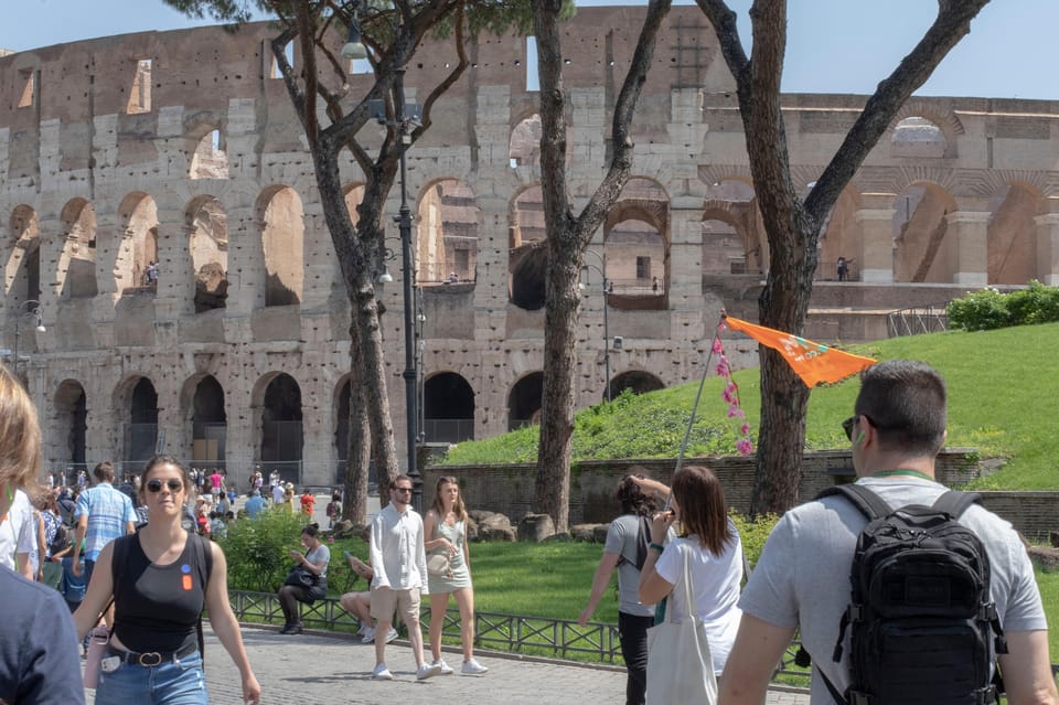 Colosseum with Arena, Roman Forum, and Palatine Hill tour - Arriving at the right spot: Angelino ai Fori and the Numa flag