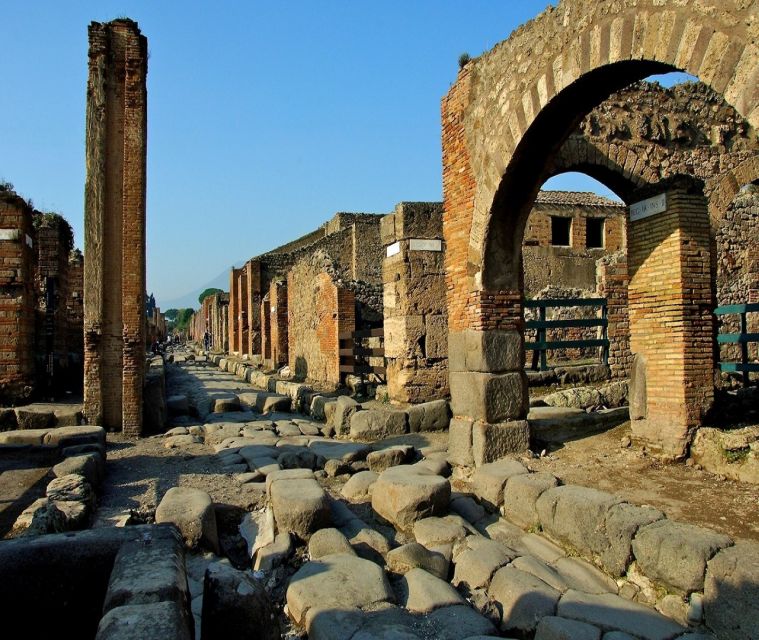 From Rome: Guided Tour to Pompeii with priority admission - Via dell’Abbondanza: turning ruins into a real street you can imagine