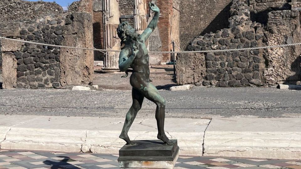 From Rome: Pompeii and Naples Day Trip by High-Speed Train - Pizza in Pompeii: why this lunch stop is timed well