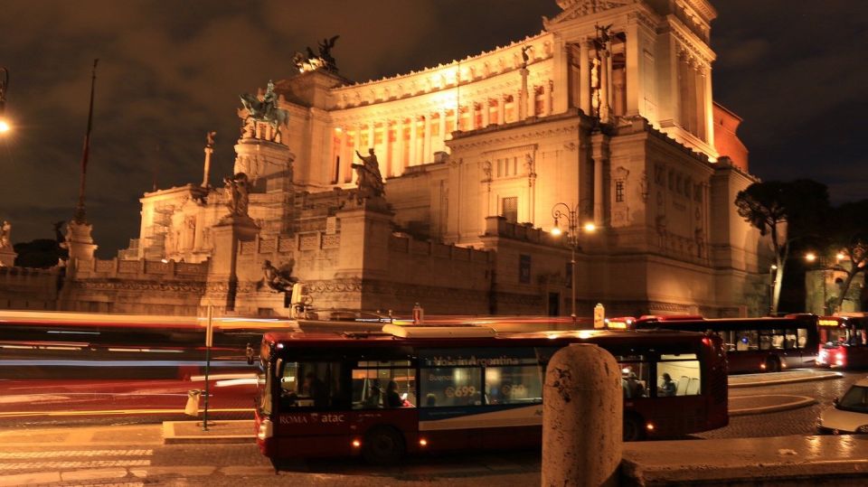 Rome: Ancient Rome Nighttime Sightseeing Tour - Piazza Colonna: The Government Seat Finale