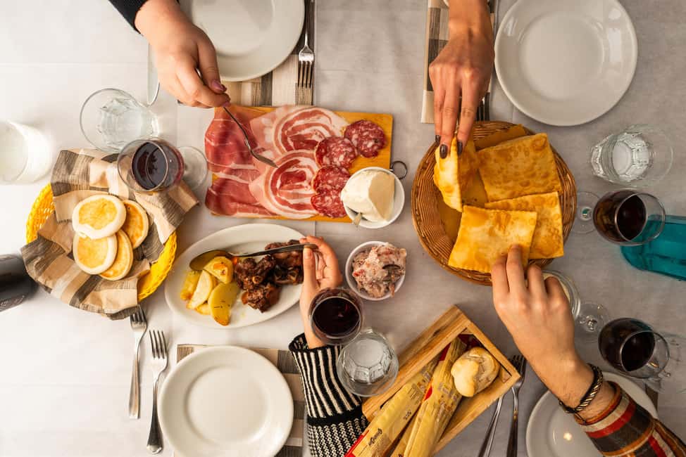 Rome: Aperitivo & Street Food Tour Delights - Meeting in central Rome and settling into the 3.5-hour rhythm