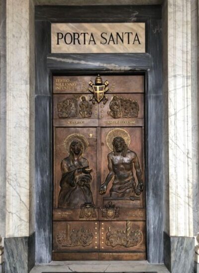 Rome: Basilica of St Mary Major Catholic Pilgrim Tour - Finding the fountain entrance and getting inside fast