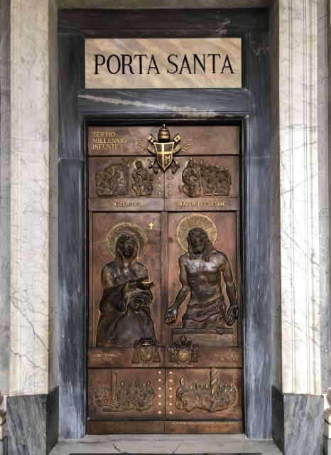 Rome: Basilica of St Mary Major Catholic Pilgrim Tour - Finding the fountain entrance and getting inside fast