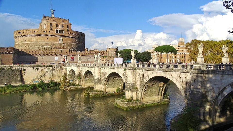 Rome: Best of Colosseum and Roman Forum Guided Tour - Small-group format: why up to 16 people works here