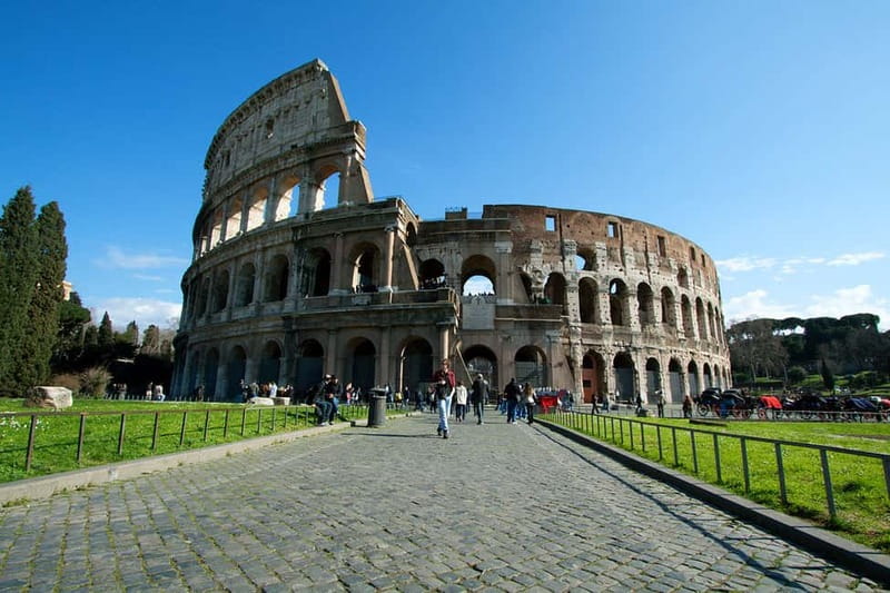 Rome Bike Rentals - Colosseum-area cycling: seeing the gladiator battleground from the saddle