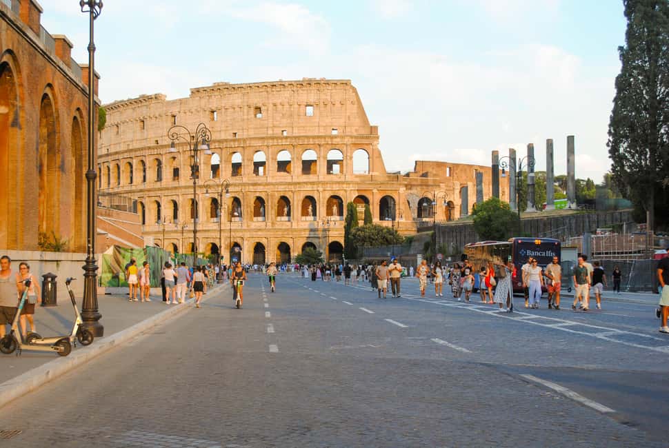 Rome: Colosseum, Forum & Palatine Hosted Entry Experience - Palatine Hill: climbs for views, myths for context
