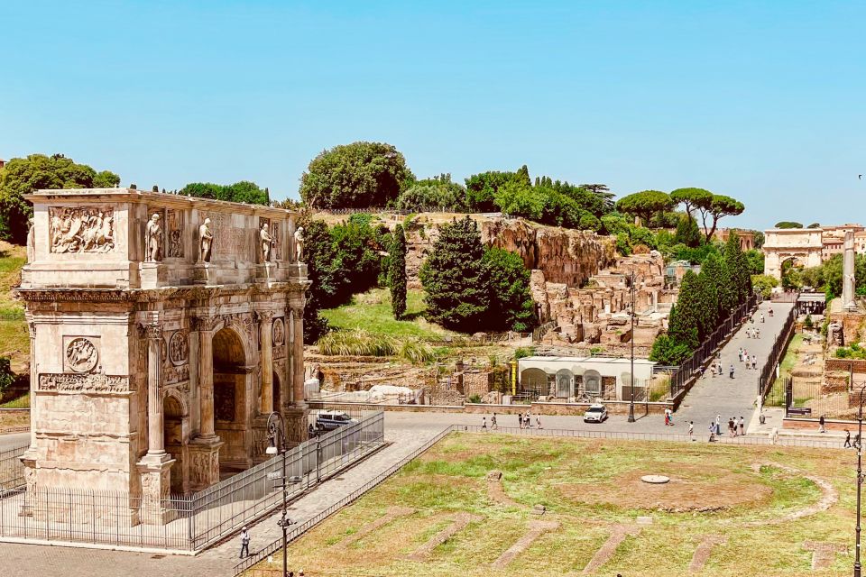 Rome: Colosseum, Palatine Hill and Roman Forum Guided Tour - Standing in the Forum Center: Curia and the Rest of the Power Core