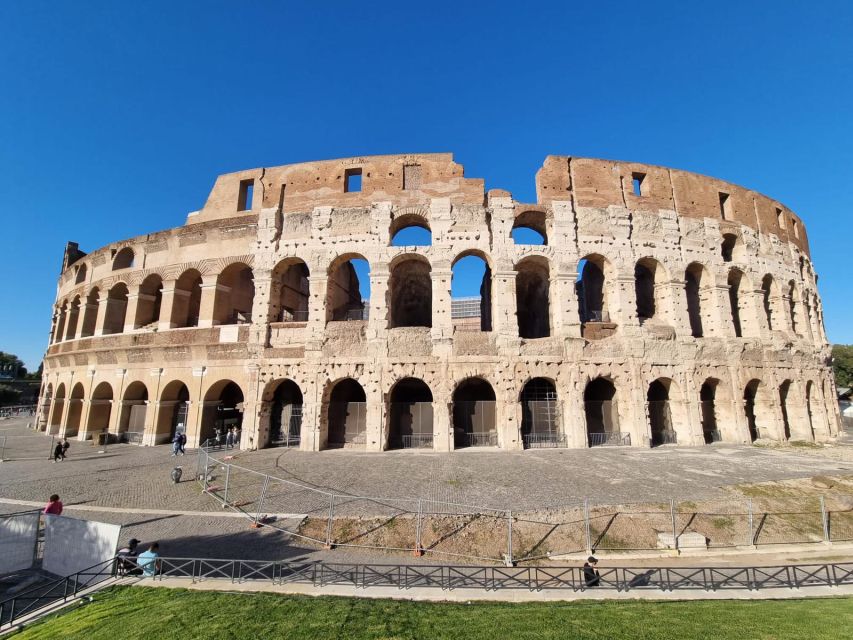 Rome: Colosseum, Palatine Hill and Roman Forum Guider Tour - Meeting at Colosseo without stress: yellow umbrella + the right metro exit