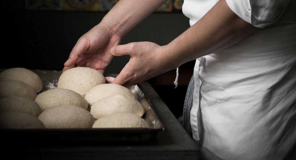 Rome: Cooking Class with a Master Neapolitan Pizzaiolo - Inside a Central Rome Pizzeria Classroom