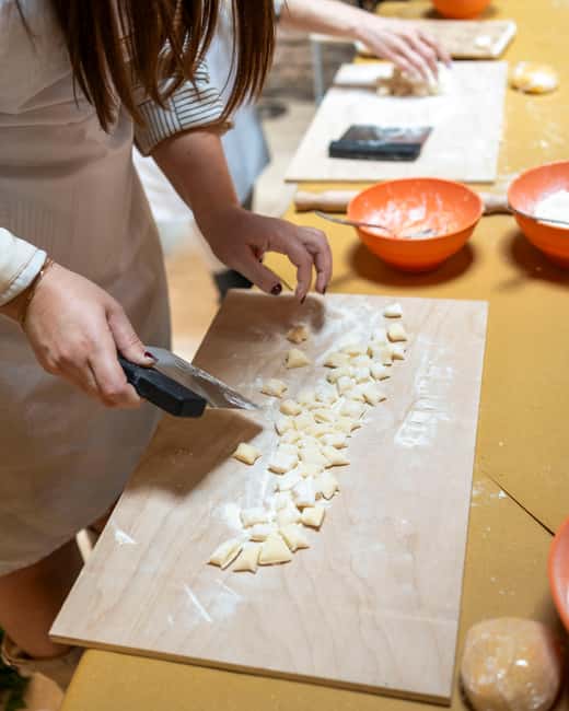 Rome: Cooking class with wine pairing at Come Na Vorta - Who should book this cooking class