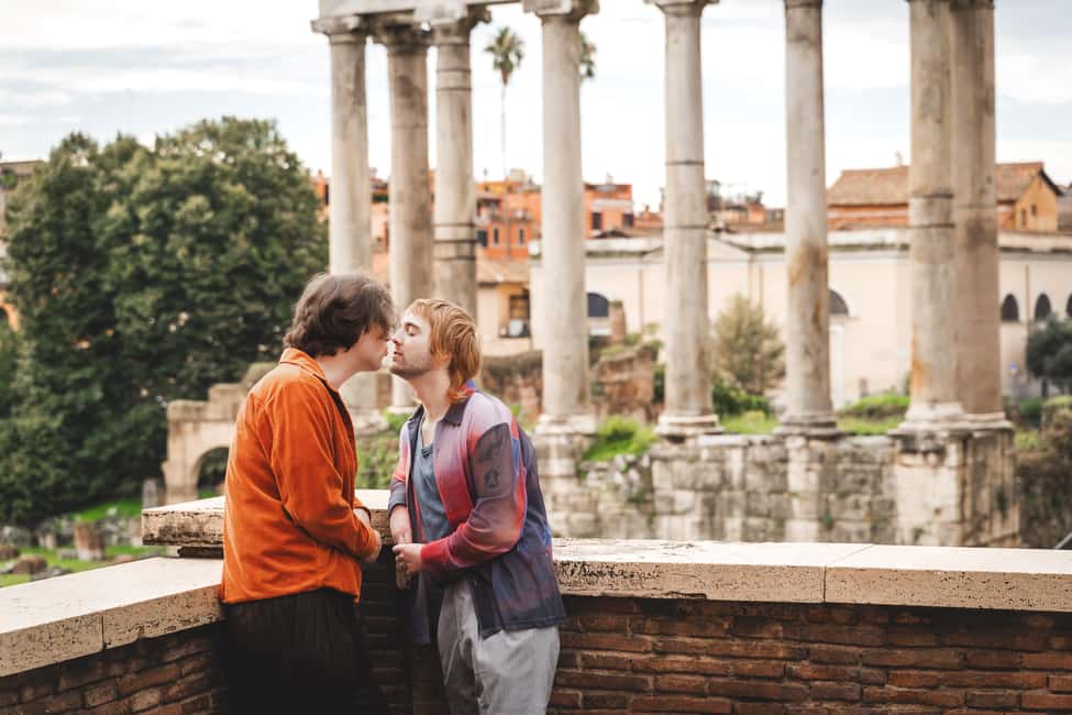Rome: Couple Photoshoot Experience LGBTQ+ Friendly - How the photographer guides you: natural poses, real comfort