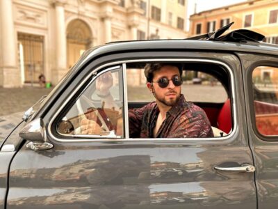 Rome: Fiat 500 private tour with a roman - The Colosseum stop: fast safety briefing, big setting