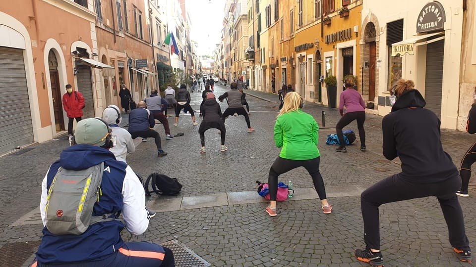 Rome: Fitness Tour with Views of the Roman Forum & Colosseum - Wireless headphones: how the trainer keeps you synced
