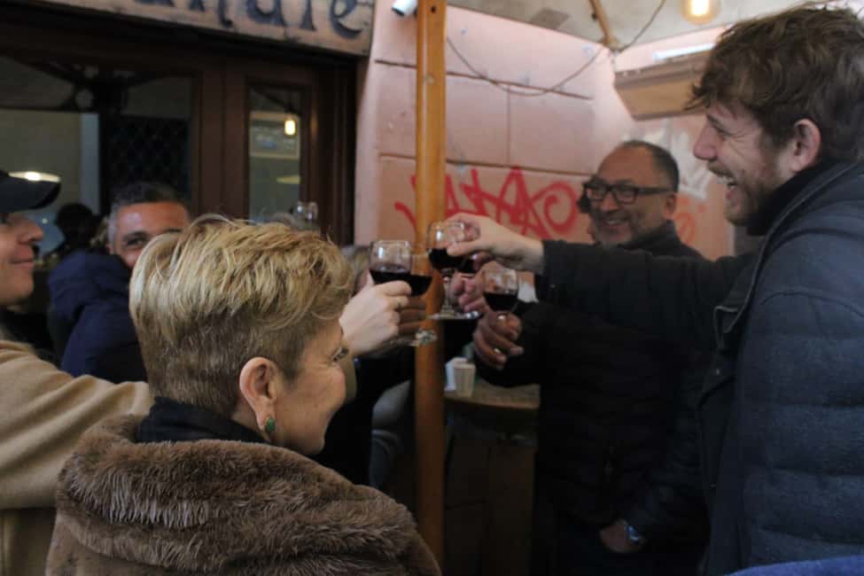 Rome: Food & Wine Tour with a local guide in Trastevere - Getting Oriented in Trastevere: Santa Maria Meeting Point Made Easy