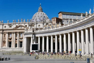Rome: Guided Tour of St. Peter's Basilica, Grottoes & Square - Inside St. Peter’s Basilica: marble, mosaics, and a 150-year rebuild