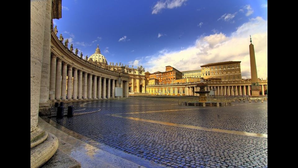Rome: Private Night Tour by Chauffeur-Driven Vehicle - Trevi Fountain at night: classic scenes, quick and efficient