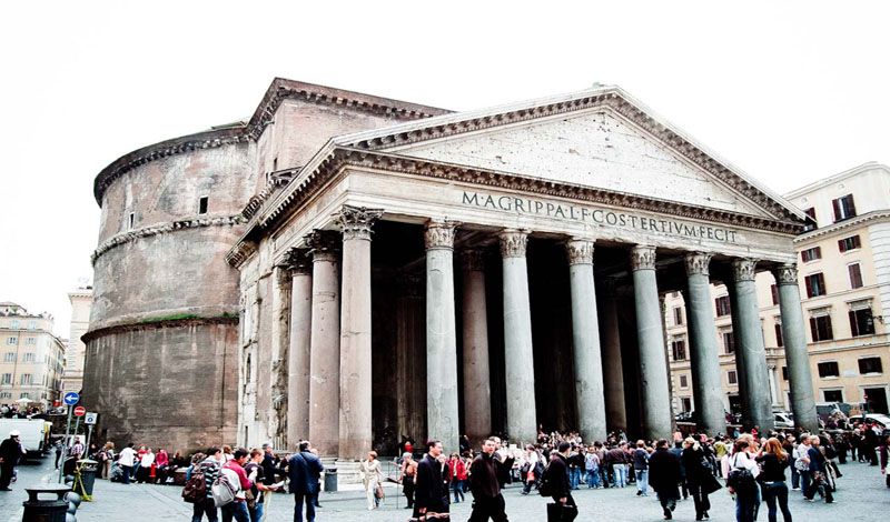Through Eternity Rome Private Tour & Pantheon - Piazza Colonna: a calmer, classic counterpoint