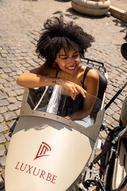 Vespa Sidecar Tour: Highlights of Rome - Trevi Fountain stop: the coin toss moment with context